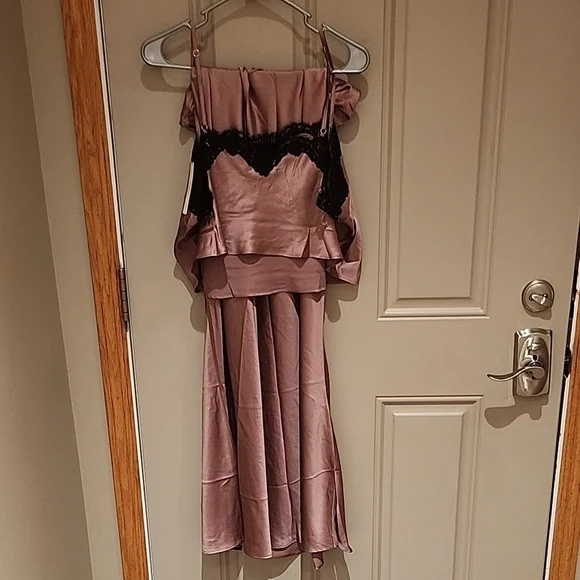 Elegant Mauve Strapless Dress with Black Lace - Picture 3 of 5